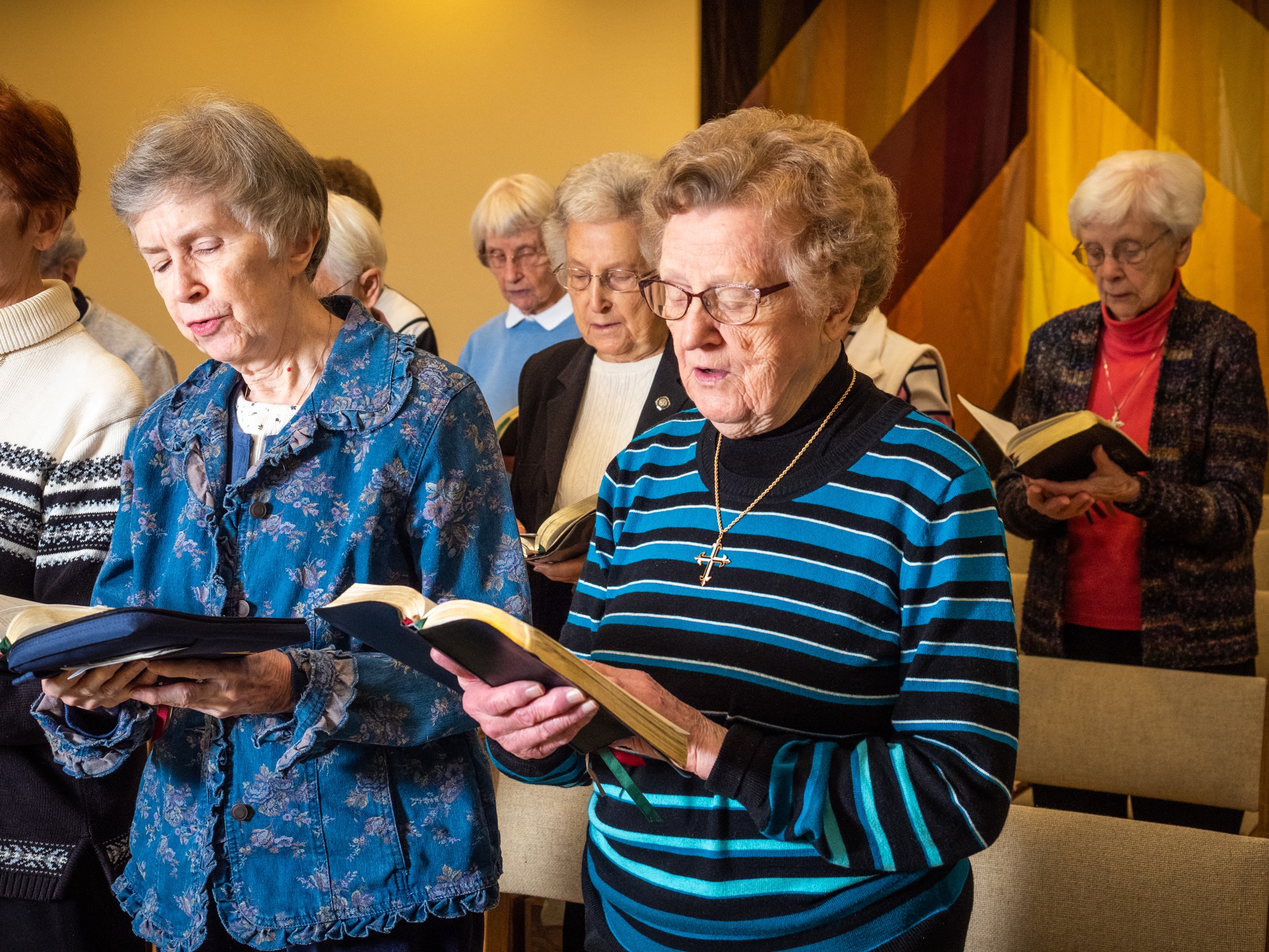 Sisters Diane Dehn Verona Wangler pray